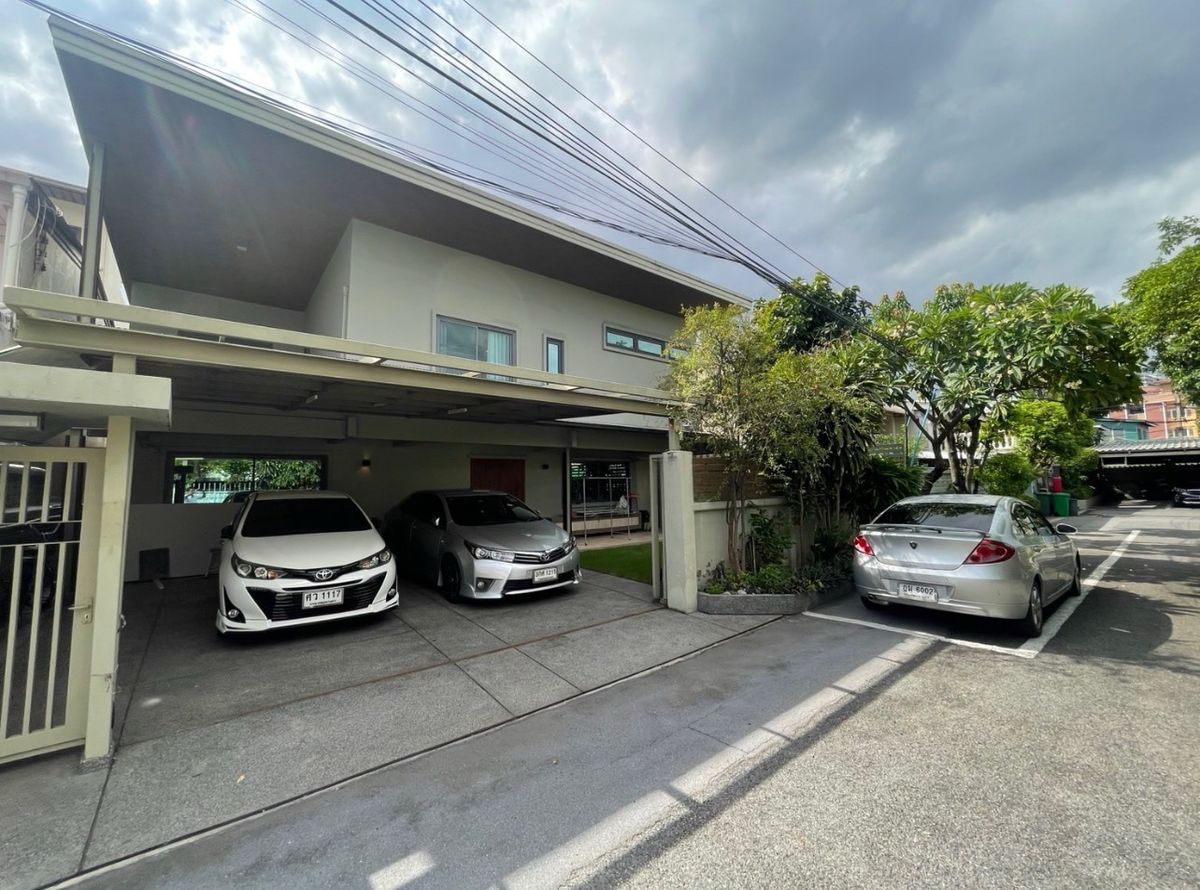 For RentHouseSukhumvit, Asoke, Thonglor : Rent a detached house, Pridi Phanom Yong 45, wide room, a lot of areas near BTS Phra Khanong, Sukhumvit Road, near the main road, near Airport Link, Ekamai -Ram Inthra Expressway.