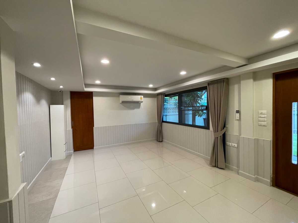 For RentHouseSukhumvit, Asoke, Thonglor : Rent a detached house, Pridi Phanom Yong 45, wide room, a lot of areas near BTS Phra Khanong, Sukhumvit Road, near the main road, near Airport Link, Ekamai -Ram Inthra Expressway.