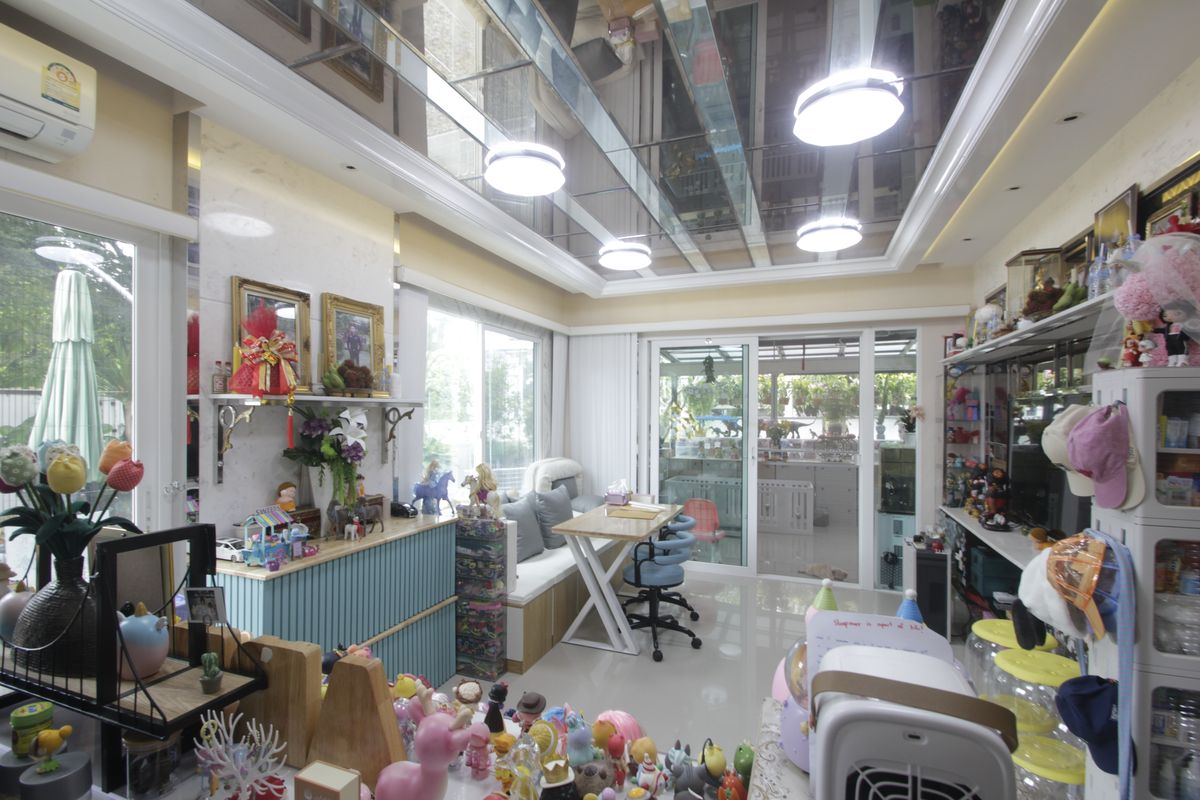 For SaleHouseLadkrabang, Suwannaphum Airport : House for sale in Kazaul Sukhumvit 103 Chalermprakiet Ror. 9 Soi 22 Big house, decorated with additions Outstanding location after the corner opposite the garden The first page of the project 71.7 Wah is convenient to travel near the mall.