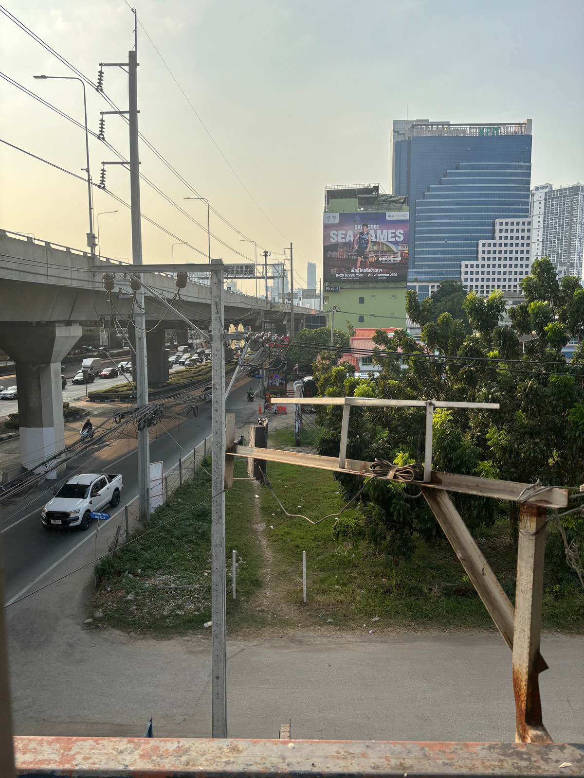 For RentOfficeRama9, Petchburi, RCA : Thamasorn Building area