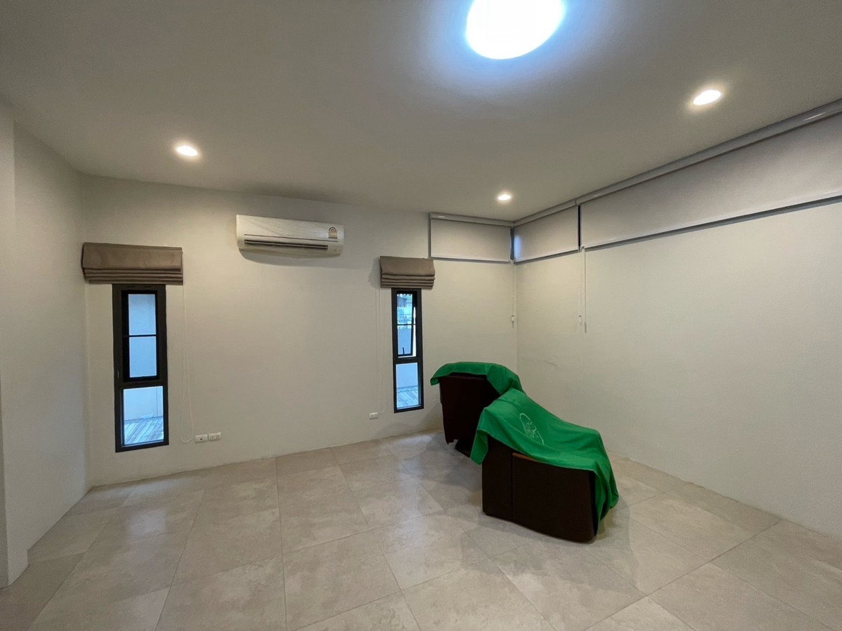 For RentHouseSukhumvit, Asoke, Thonglor : Rent a detached house, Pridi Phanom Yong 45, wide room, a lot of areas near BTS Phra Khanong, Sukhumvit Road, near the main road, near Airport Link, Ekamai -Ram Inthra Expressway.