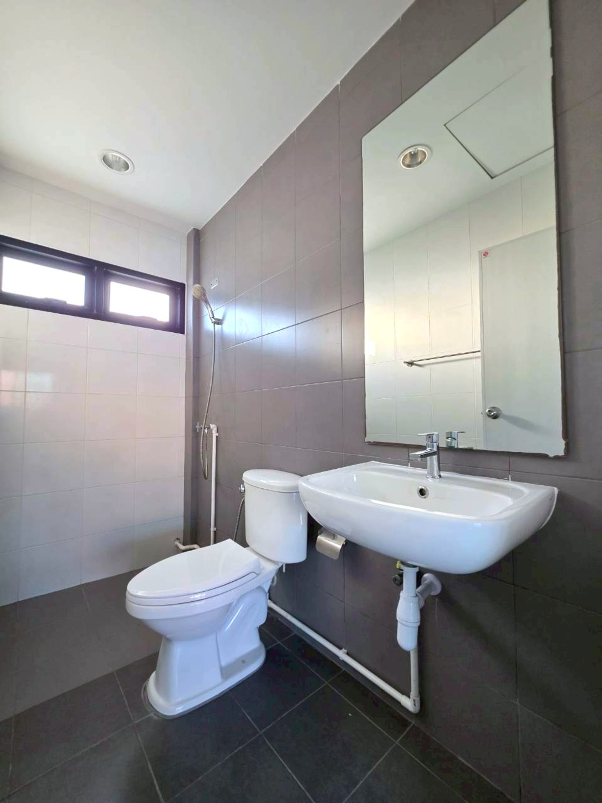 For RentShop HouseRamkhamhaeng, Hua Mak : Three and a half-story Commercial Building for Rent at The Prime Rama 9-Ramkhamhaeng 21 Good location with parking. Roadside building, convenient transportation, near the Airport Rail Link Ramkhamhaeng Station and Ramkhamhaeng University.