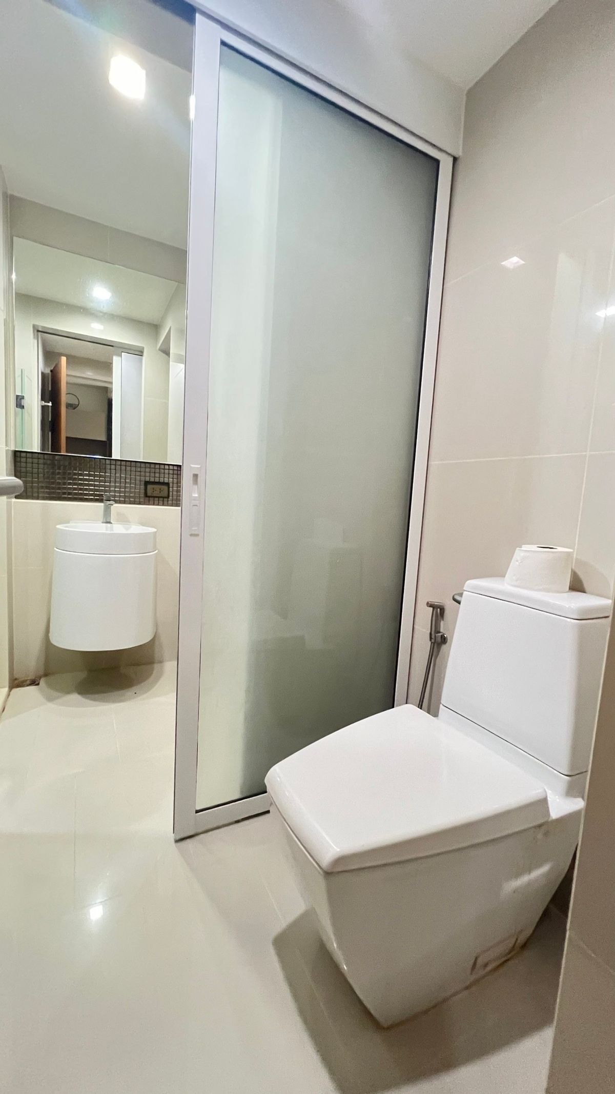 For RentCondoOnnut, Udomsuk : Rhythm Sukhumvit 50 condo, convenient transportation, near BTS, have a beautiful room shuttle, complete furniture