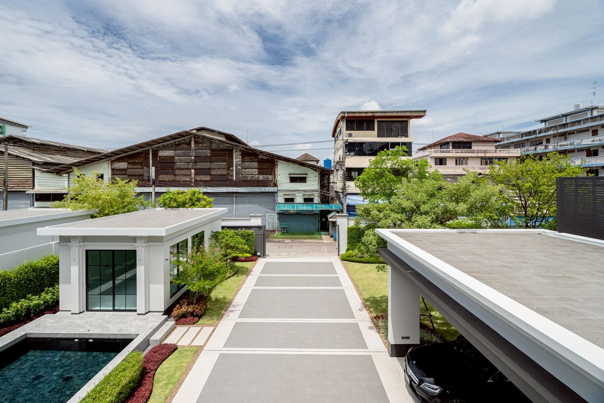 For SaleHouseSamut Prakan,Samrong : Else Bearing 32 Luxurious single house Private swimming pool With a certified house Super special price