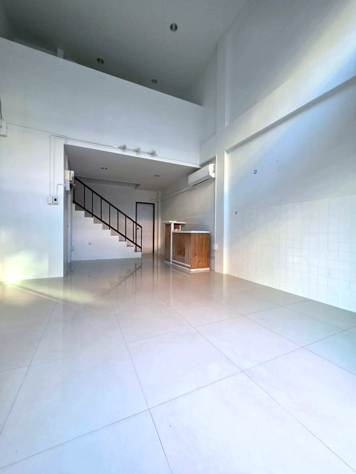 For RentShop HouseRamkhamhaeng, Hua Mak : Three and a half-story Commercial Building for Rent at The Prime Rama 9-Ramkhamhaeng 21 Good location with parking. Roadside building, convenient transportation, near the Airport Rail Link Ramkhamhaeng Station and Ramkhamhaeng University.