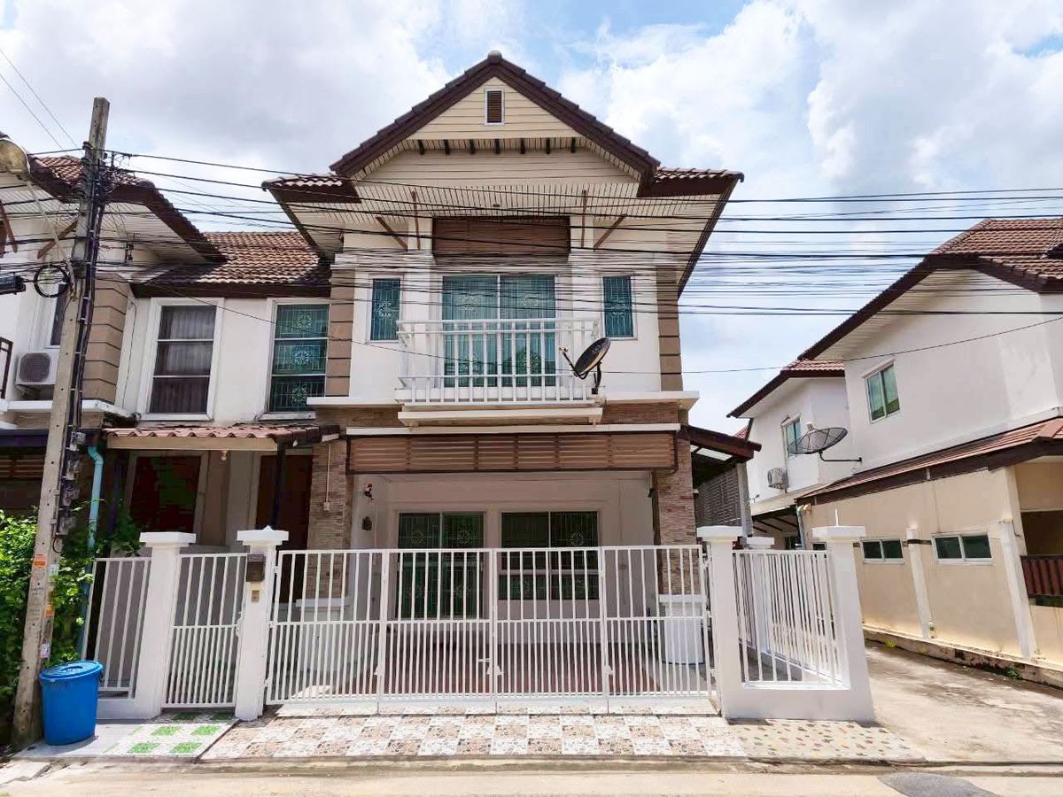 For RentTownhomeNawamin, Ramindra : Rent 2 -story townhouse behind the corner of The Town. Add 1 in good condition Complete furniture, price 20,000 baht