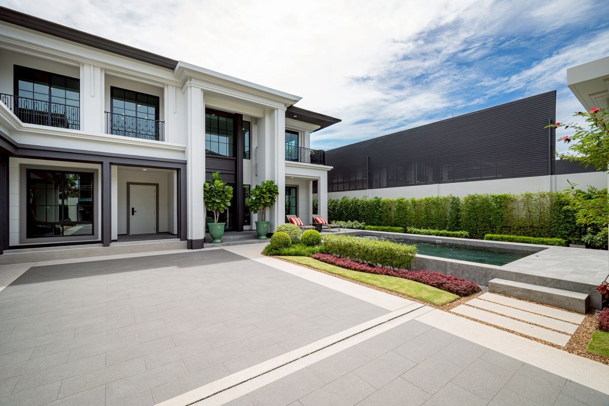 For SaleHouseSamut Prakan,Samrong : Else Bearing 32 Luxurious single house Private swimming pool With a certified house Super special price