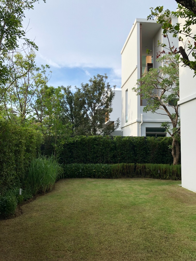 For RentHousePattanakan, Srinakarin : 🔥For urgent rent🔥 Vive Rama 9, 3-story detached house, corner unit, spacious, private, decorated in warm, minimalist tones, fully furnished.