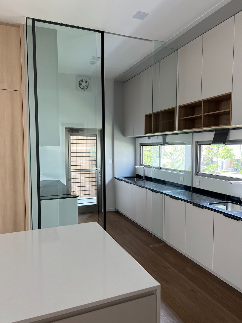 For RentHousePattanakan, Srinakarin : 🔥For urgent rent🔥 Vive Rama 9, 3-story detached house, corner unit, spacious, private, decorated in warm, minimalist tones, fully furnished.