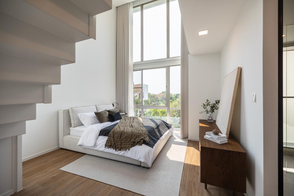 For RentHousePattanakan, Srinakarin : 🔥For urgent rent🔥 Vive Rama 9, 3-story detached house, corner unit, spacious, private, decorated in warm, minimalist tones, fully furnished.