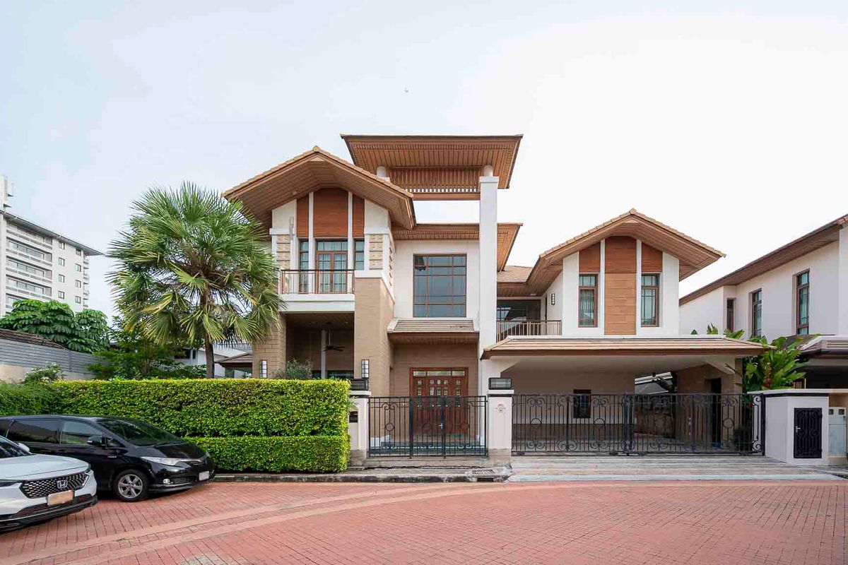 For RentHouseOnnut, Udomsuk : Rent! Detached house, 490 sq.m., 4 bedrooms, good location project In the heart of Sukhumvit 300 meters to BTS Phra Khanong