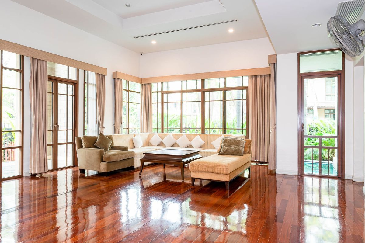 HouseOnnut, Udomsuk : Ready to Move! Luxury house for rent 4 bedrooms 490 sq.m. with a private pool In the heart of Sukhumvit near BTS Phra Khanong