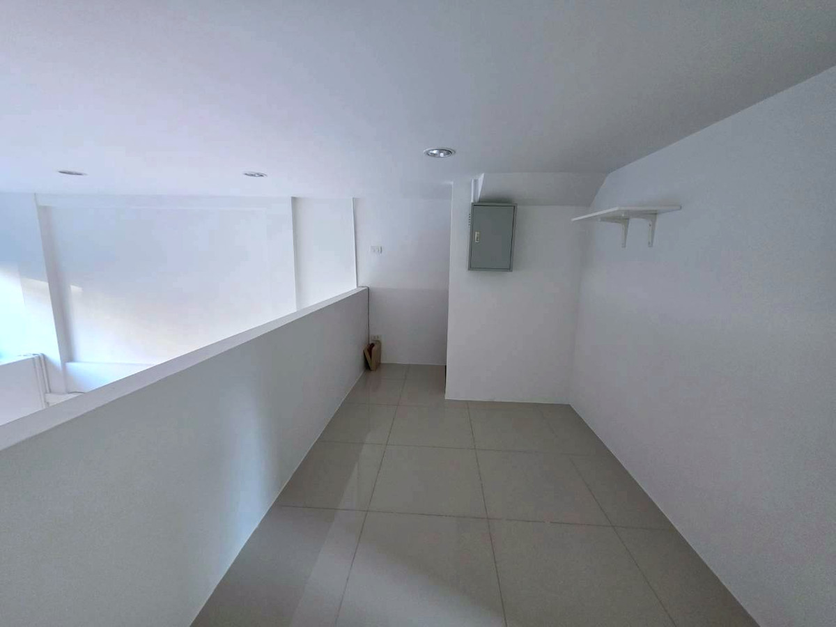 For RentShop HouseRamkhamhaeng, Hua Mak : Three and a half-story Commercial Building for Rent at The Prime Rama 9-Ramkhamhaeng 21 Good location with parking. Roadside building, convenient transportation, near the Airport Rail Link Ramkhamhaeng Station and Ramkhamhaeng University.