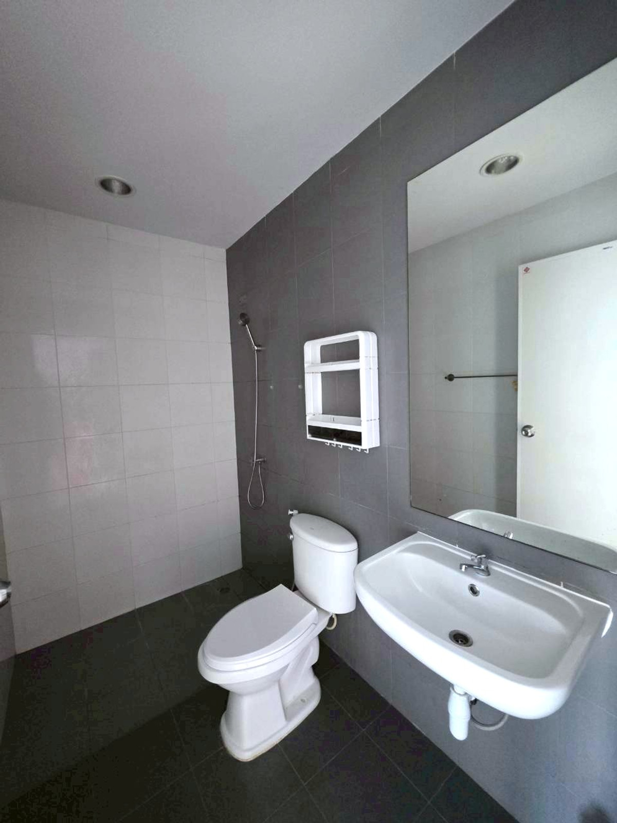 For RentShop HouseRamkhamhaeng, Hua Mak : Three and a half-story Commercial Building for Rent at The Prime Rama 9-Ramkhamhaeng 21 Good location with parking. Roadside building, convenient transportation, near the Airport Rail Link Ramkhamhaeng Station and Ramkhamhaeng University.