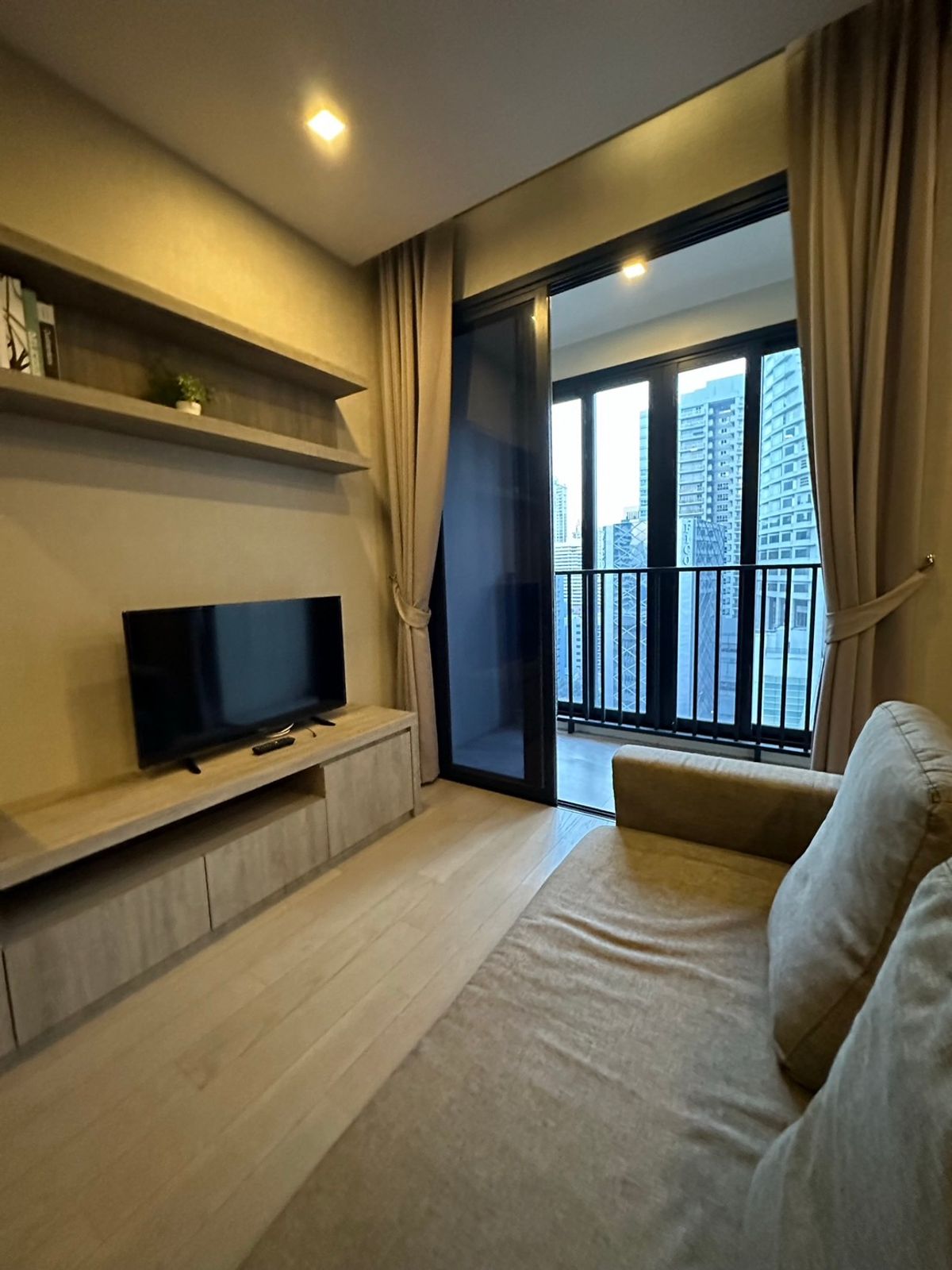 ให้เช่าคอนโดสุขุมวิท อโศก ทองหล่อ :  FOR RENT  1 BEDROOM 34 SQ.M   READY TO MOVE IN  -- CALL NOW 094-641-5974