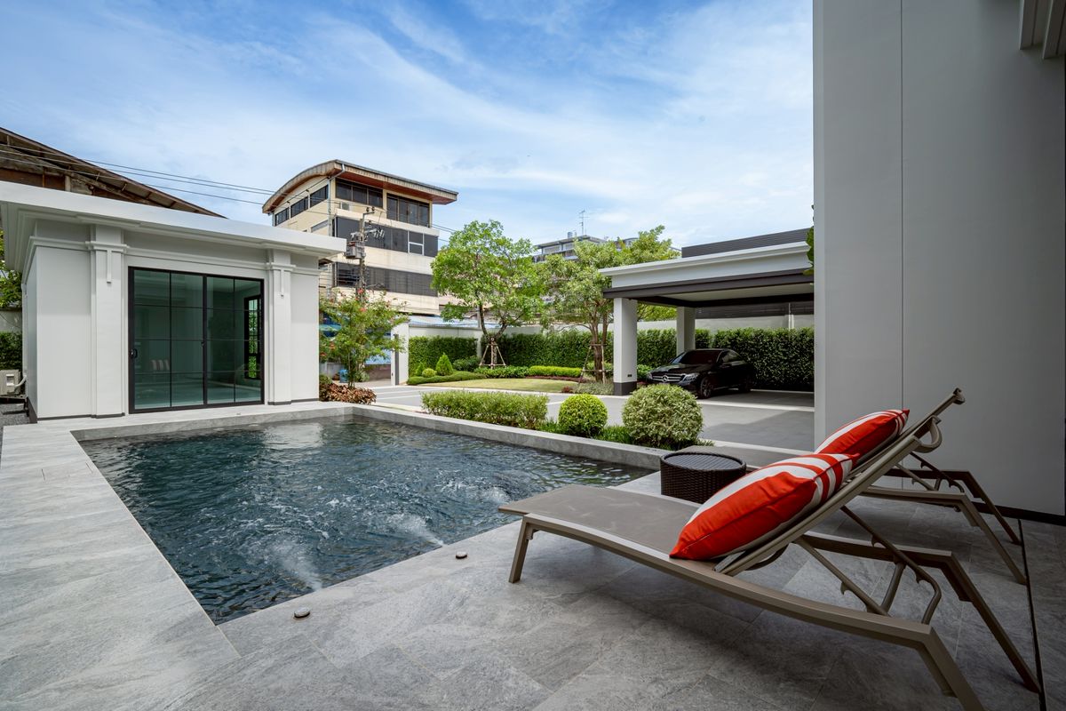 For SaleHouseSamut Prakan,Samrong : Else Bearing 32 Luxurious single house Private swimming pool With a certified house Super special price