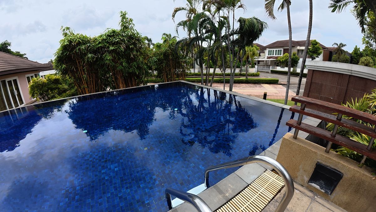 HousePattanakan, Srinakarin : Rent a 2 -story house, new renovated, both very beautiful, ready to enter 3 bedrooms, 4 bathrooms. There are more than 2 housewife rooms, Srinakarin Furniture 3, 3 beds near SISB International School, Bangkok Development, near BTS, Srilazan 55,000 baht.