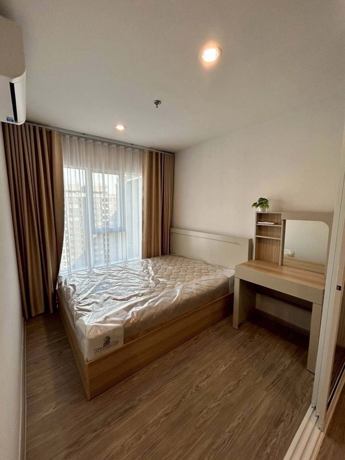 For RentCondoBangna, Bearing, Lasalle : #Regent Home Bangna The brand new room has never been rented in the 29th floor. The view is very beautiful.