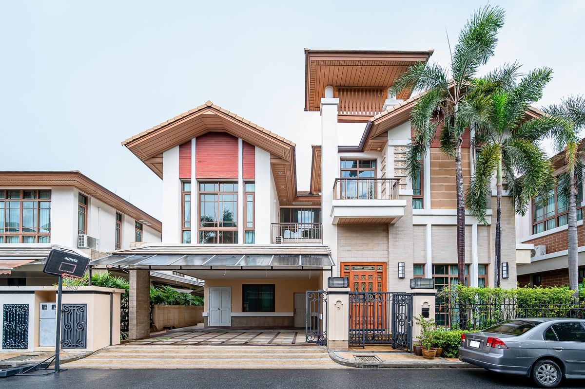 For RentHouseOnnut, Udomsuk : House in the heart of Sukhumvit! Ready to rent 4 bedrooms near BTS Phra Khanong ball and many leading international schools.