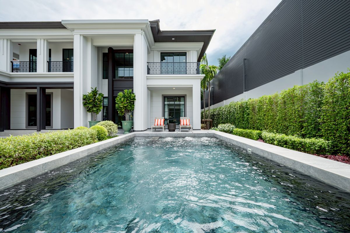 For SaleHouseSamut Prakan,Samrong : Else Bearing 32 Luxurious single house Private swimming pool With a certified house Super special price