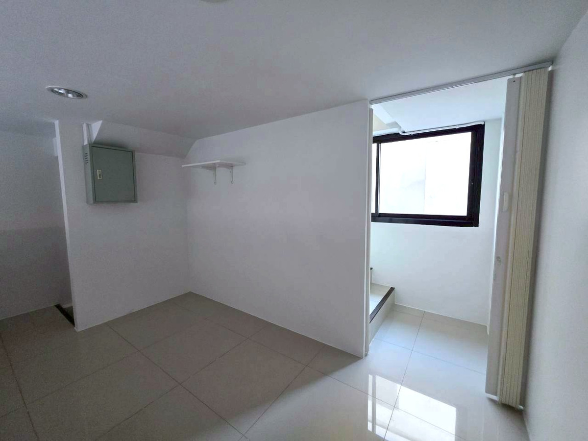 For RentShop HouseRamkhamhaeng, Hua Mak : Three and a half-story Commercial Building for Rent at The Prime Rama 9-Ramkhamhaeng 21 Good location with parking. Roadside building, convenient transportation, near the Airport Rail Link Ramkhamhaeng Station and Ramkhamhaeng University.