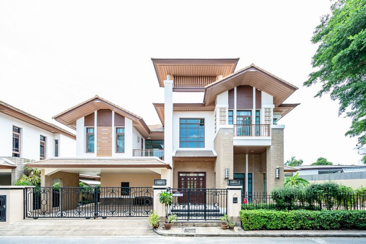 For RentHouseOnnut, Udomsuk : Luxury house, good location! In the heart of Sukhumvit, only 300 m. To BTS Phra Khanong, department stores and many international schools.