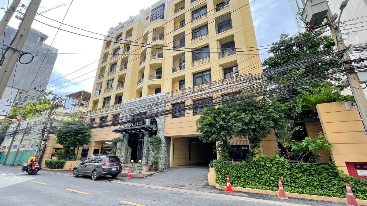 For SaleCondoSilom, Saladaeng, Bangrak : For sale: Pipat Place Condominium, located in Sathorn Soi 6 , near BTS Chong Nonsi.
