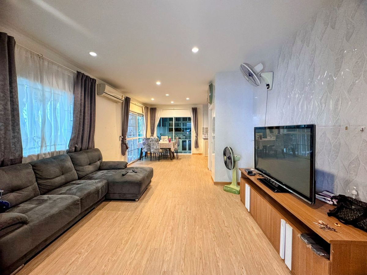 ขายทาวน์โฮมพัฒนาการ ศรีนครินทร์ : ให้เช่าทาวน์โฮม 3 ชั้น หลังมุม หมู่บ้านวิลเลต ซิตี้ พัฒนาการ 38 ใกล้ซีคอนสแควร์ (N.1828)
