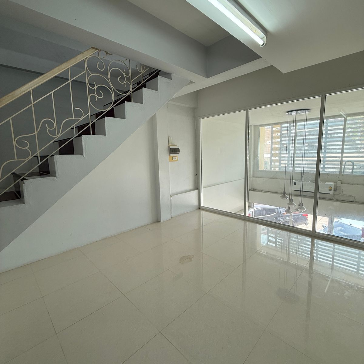 ขายอาคารพาณิชย์ลพบุรี : ขายด่วน ตึกแถว 3 ชั้น สภาพใหม่ ทำเลทอง หลัง มรภ.เทพสตรี ลพบุรี