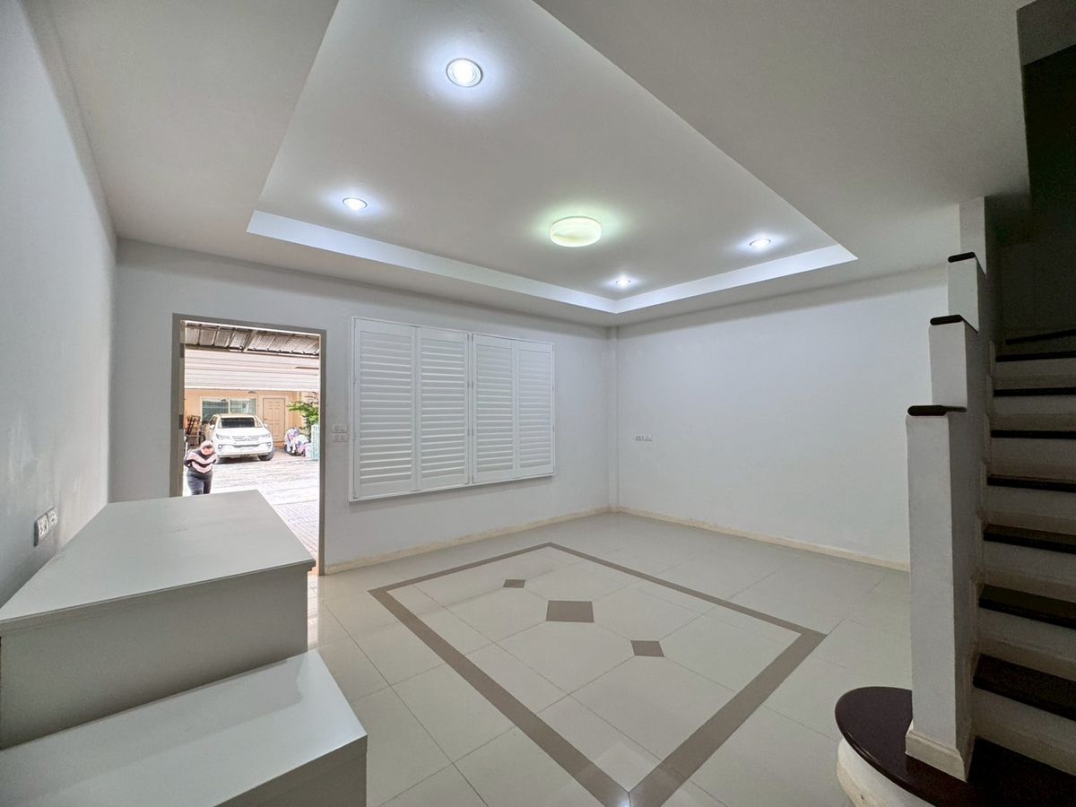 For SaleTownhomeLadkrabang, Suwannaphum Airport : Urgent sale, Supalai Village, Suan Luang Rama 9, very new condition, just 4.1 million (N.668)