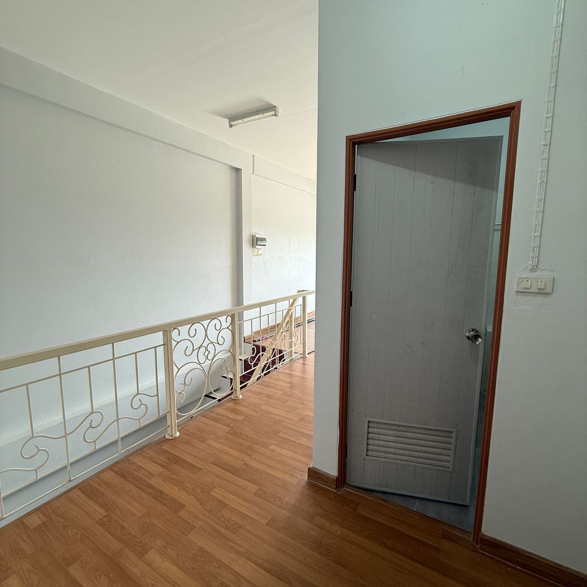 ขายอาคารพาณิชย์ลพบุรี : ขายด่วน ตึกแถว 3 ชั้น สภาพใหม่ ทำเลทอง หลัง มรภ.เทพสตรี ลพบุรี