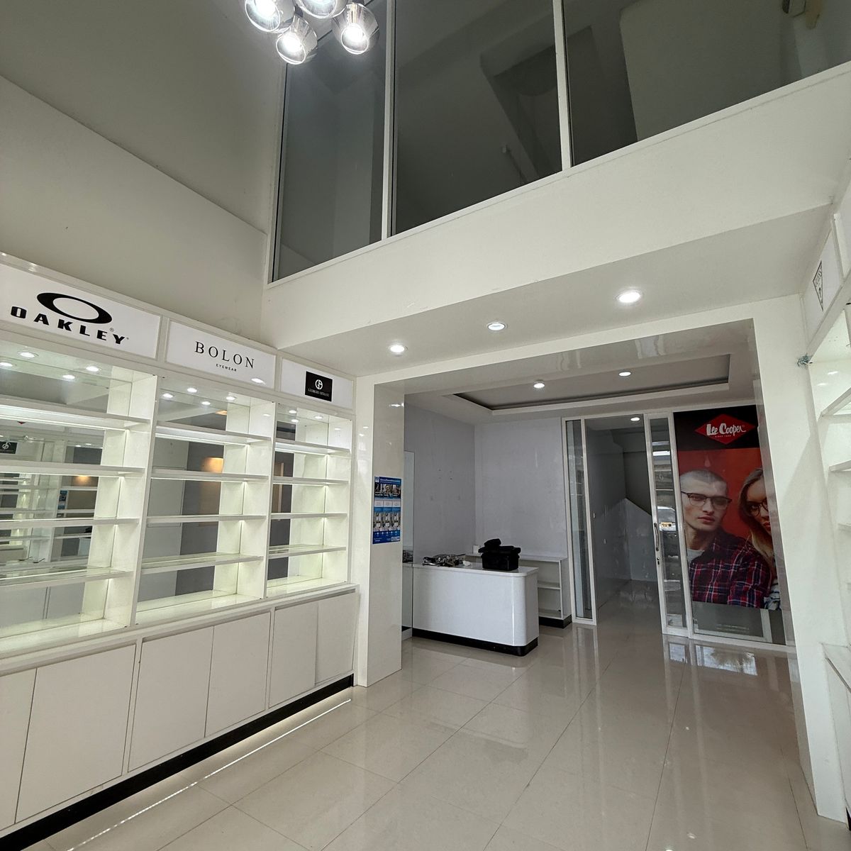 ขายอาคารพาณิชย์ลพบุรี : ขายด่วน ตึกแถว 3 ชั้น สภาพใหม่ ทำเลทอง หลัง มรภ.เทพสตรี ลพบุรี