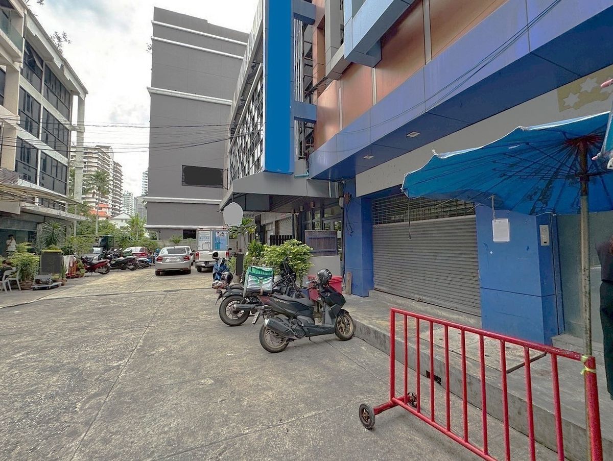 For RentShop HouseSukhumvit, Asoke, Thonglor : Newly renovate Commercial Building 6 floor. Only 200 meters walking distance to BTS & MRT ** NO CO-AGENT ** 