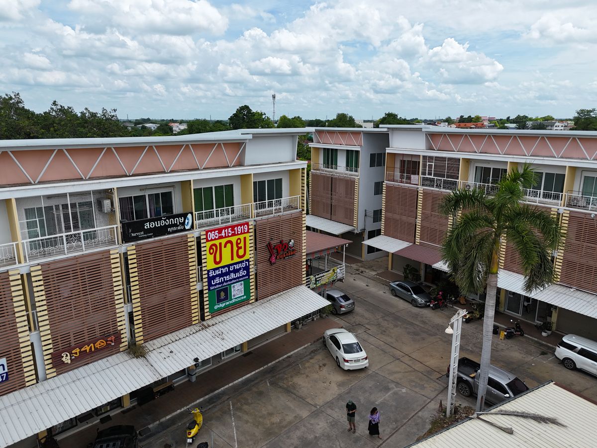 ขายอาคารพาณิชย์ลพบุรี : ขายด่วน ตึกแถว 3 ชั้น สภาพใหม่ ทำเลทอง หลัง มรภ.เทพสตรี ลพบุรี