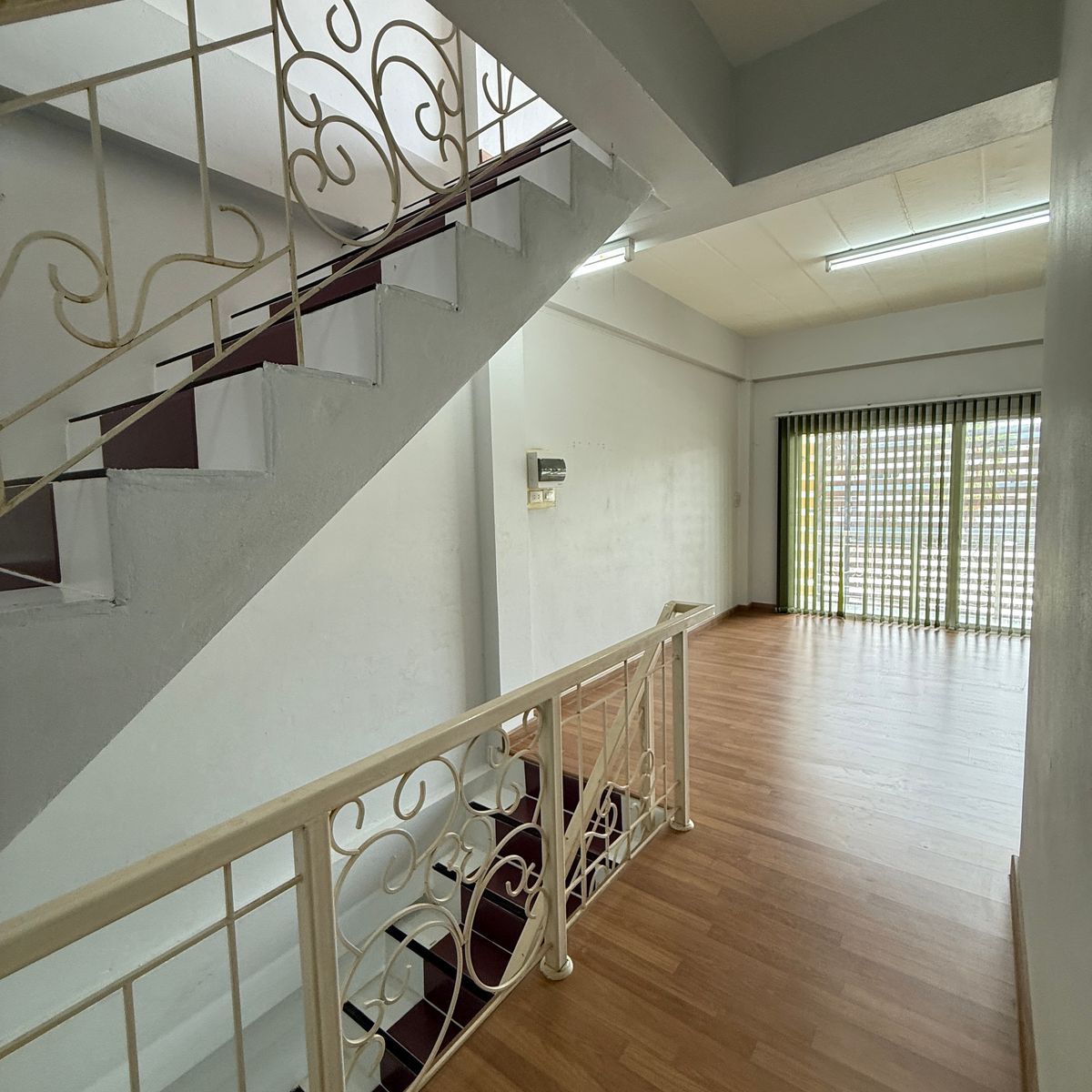 ขายอาคารพาณิชย์ลพบุรี : ขายด่วน ตึกแถว 3 ชั้น สภาพใหม่ ทำเลทอง หลัง มรภ.เทพสตรี ลพบุรี