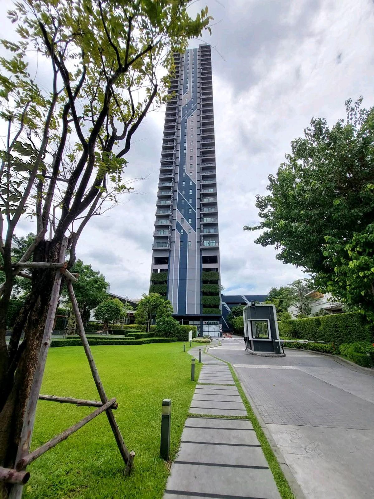 For RentCondoSamut Prakan,Samrong : Rent IDO, Sukhumvit 115, complete pool view, ready for 8000. Urgent booking !!!