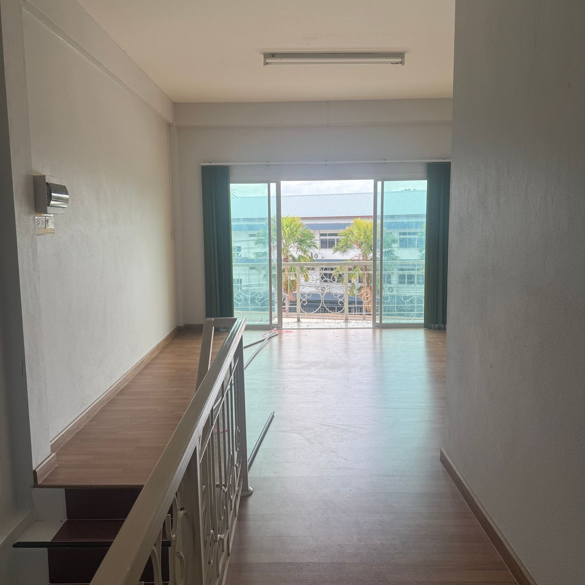 ขายอาคารพาณิชย์ลพบุรี : ขายด่วน ตึกแถว 3 ชั้น สภาพใหม่ ทำเลทอง หลัง มรภ.เทพสตรี ลพบุรี