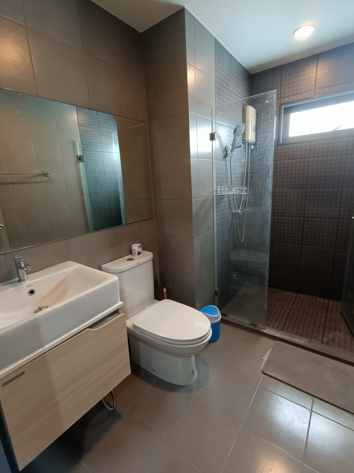 For RentCondoSamut Prakan,Samrong : Rent IDO, Sukhumvit 115, complete pool view, ready for 8000. Urgent booking !!!