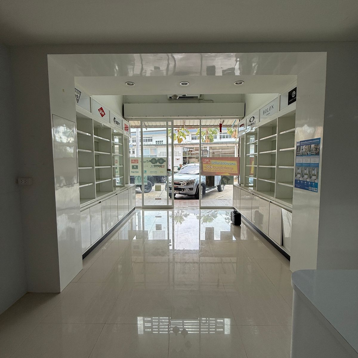 ขายอาคารพาณิชย์ลพบุรี : ขายด่วน ตึกแถว 3 ชั้น สภาพใหม่ ทำเลทอง หลัง มรภ.เทพสตรี ลพบุรี