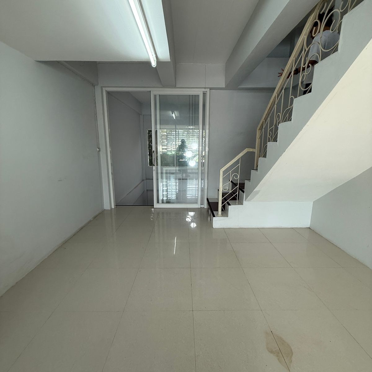 ขายอาคารพาณิชย์ลพบุรี : ขายด่วน ตึกแถว 3 ชั้น สภาพใหม่ ทำเลทอง หลัง มรภ.เทพสตรี ลพบุรี