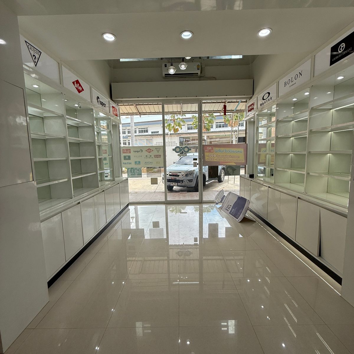 ขายอาคารพาณิชย์ลพบุรี : ขายด่วน ตึกแถว 3 ชั้น สภาพใหม่ ทำเลทอง หลัง มรภ.เทพสตรี ลพบุรี