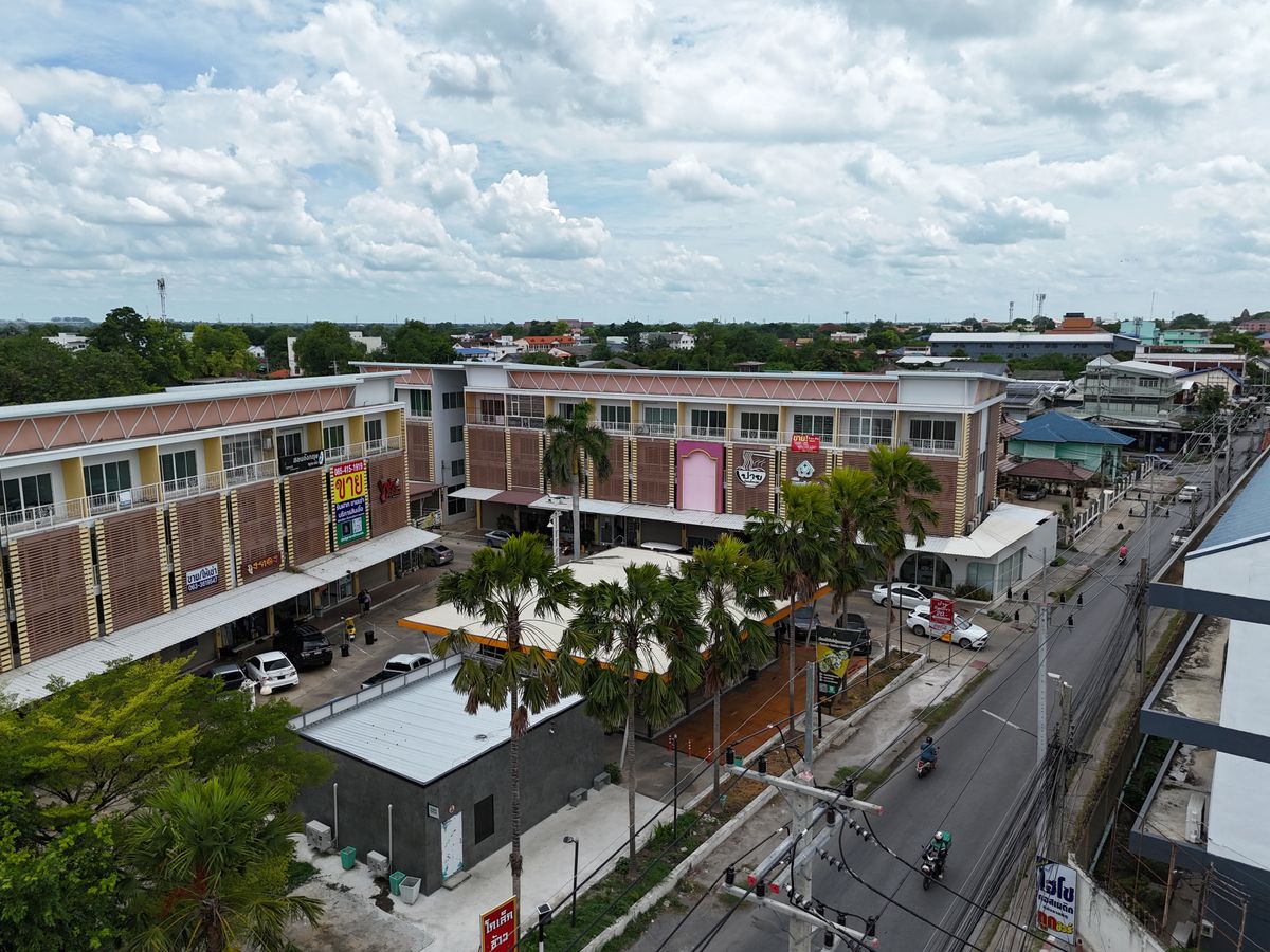 For SaleShop HouseLop Buri : Urgent sale, 3 -story commercial building, new condition, golden location behind Thep Station, Lop Buri