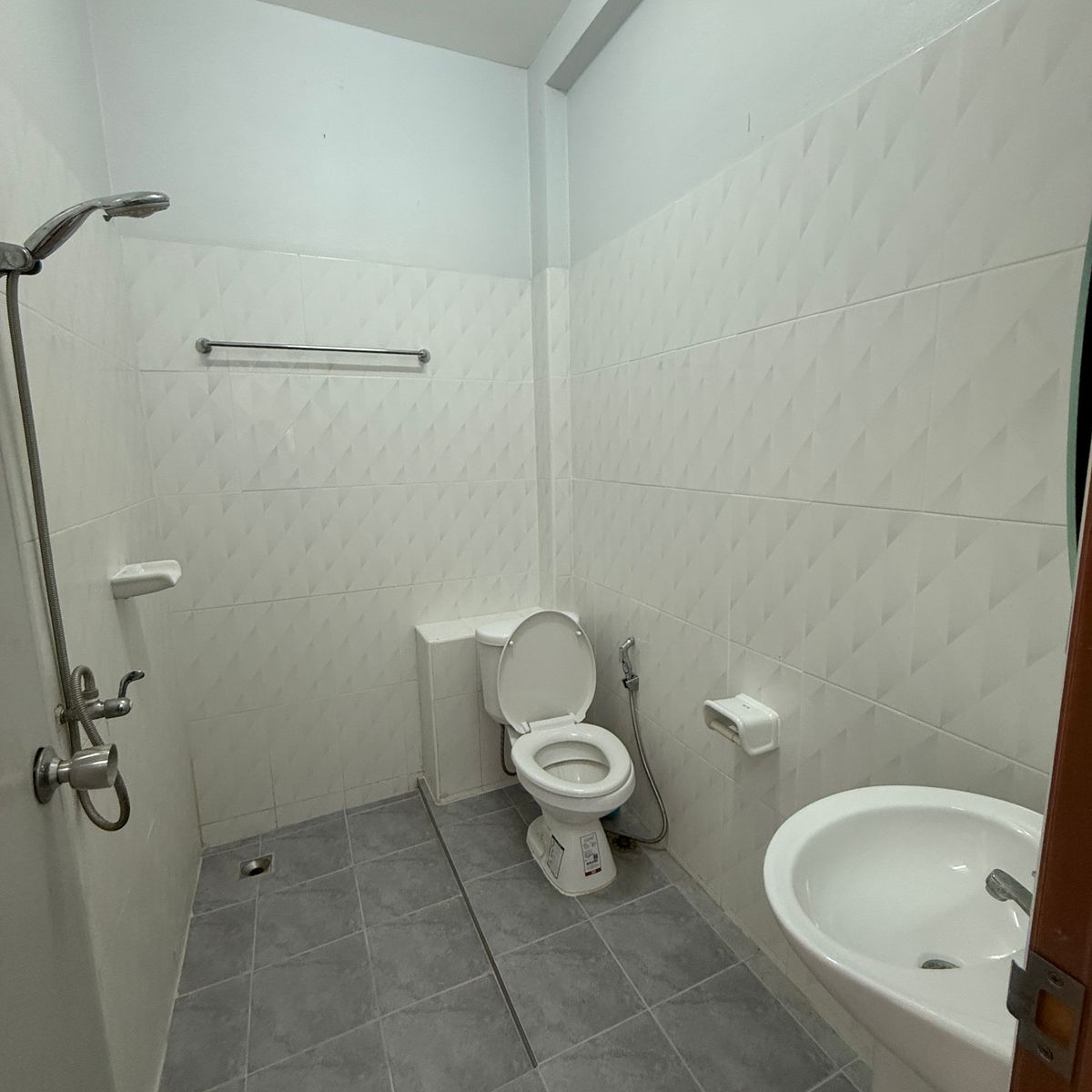 ขายอาคารพาณิชย์ลพบุรี : ขายด่วน ตึกแถว 3 ชั้น สภาพใหม่ ทำเลทอง หลัง มรภ.เทพสตรี ลพบุรี