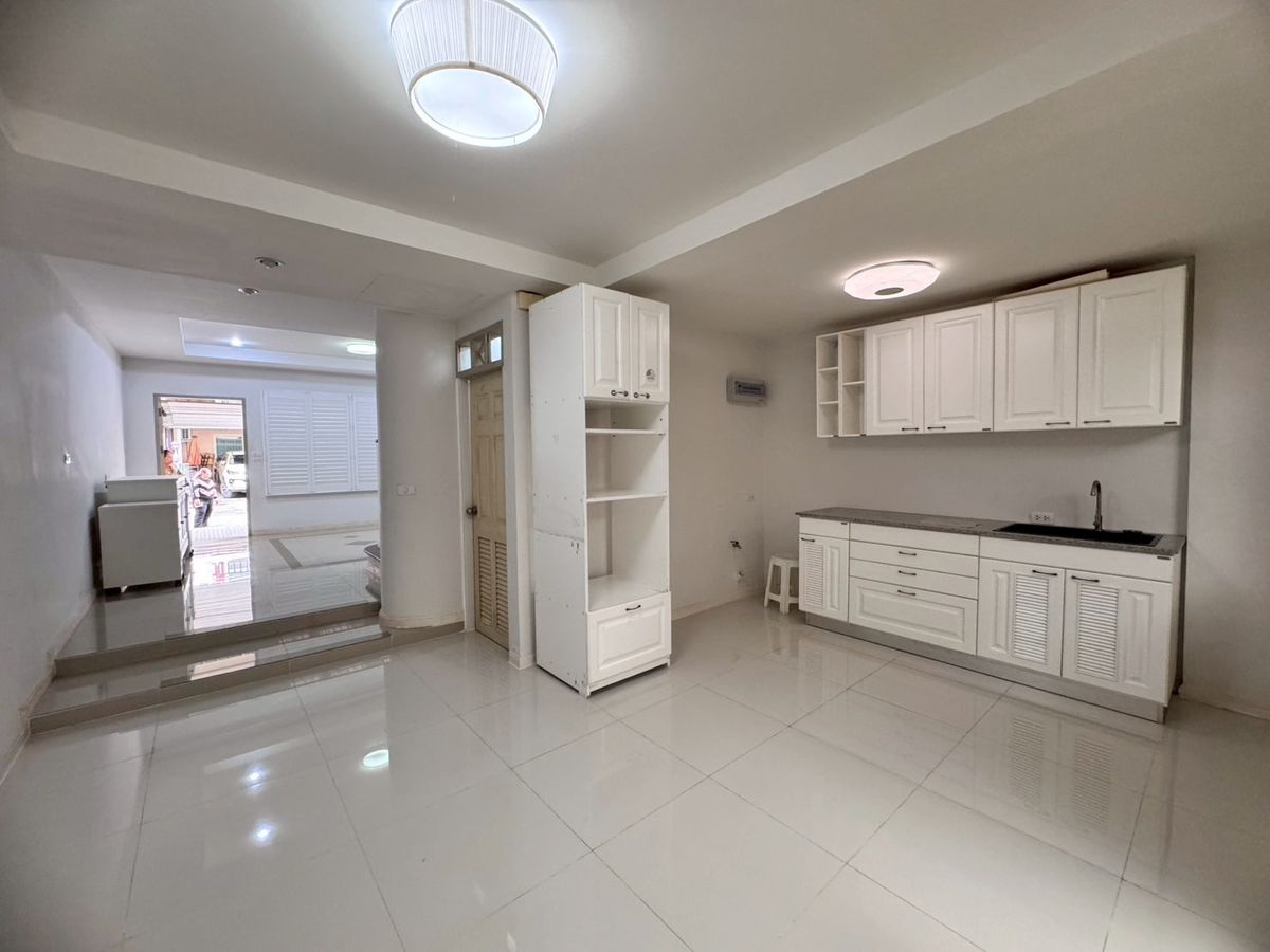 ขายทาวน์โฮมลาดกระบัง สุวรรณภูมิ : ขายด่วนหมู่บ้าน ศุภาลัย สวนหลวงร.9 สภาพใหม่มาก เพียงแค่ 3.9 ล้าน (N.668)