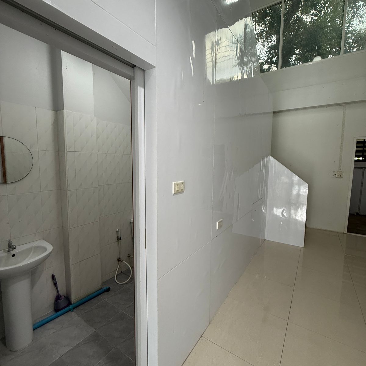 ขายอาคารพาณิชย์ลพบุรี : ขายด่วน ตึกแถว 3 ชั้น สภาพใหม่ ทำเลทอง หลัง มรภ.เทพสตรี ลพบุรี