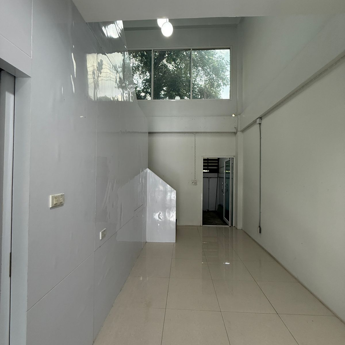 ขายอาคารพาณิชย์ลพบุรี : ขายด่วน ตึกแถว 3 ชั้น สภาพใหม่ ทำเลทอง หลัง มรภ.เทพสตรี ลพบุรี