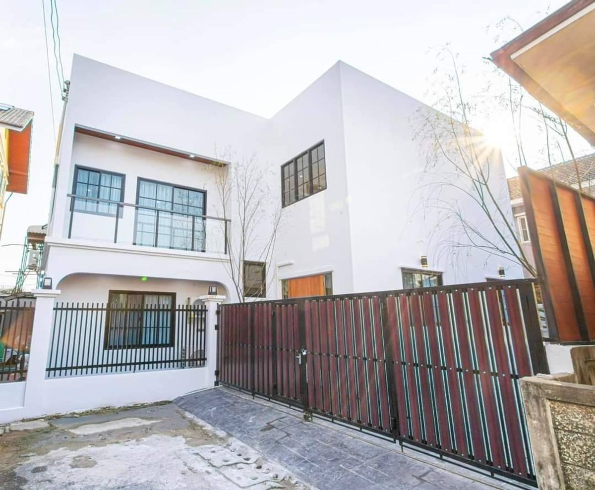 For RentHouseSapankwai,Jatujak : Luxurious house for rent in Huai Khwang area Suitable for business people Baan Busara Camples, Wippawadee 20, Intersection 18 Chatuchak (N.1468)