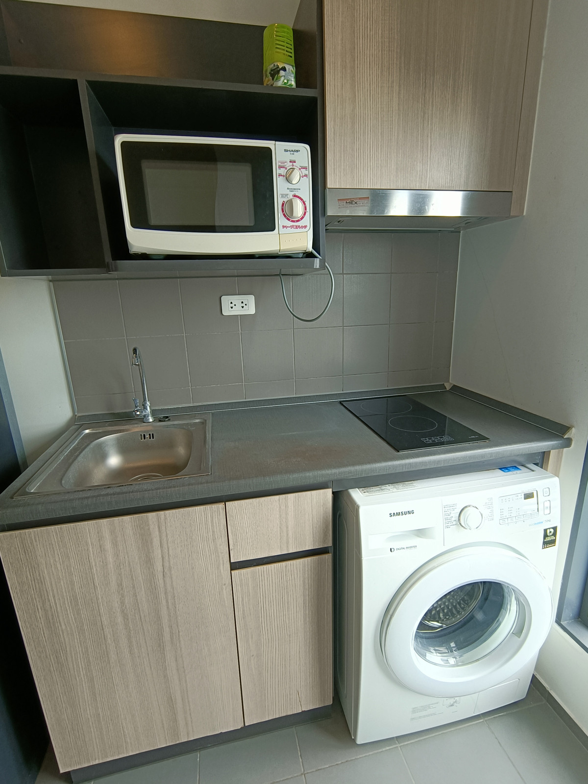 For RentCondoSamut Prakan,Samrong : Rent IDO, Sukhumvit 115, complete pool view, ready for 8000. Urgent booking !!!