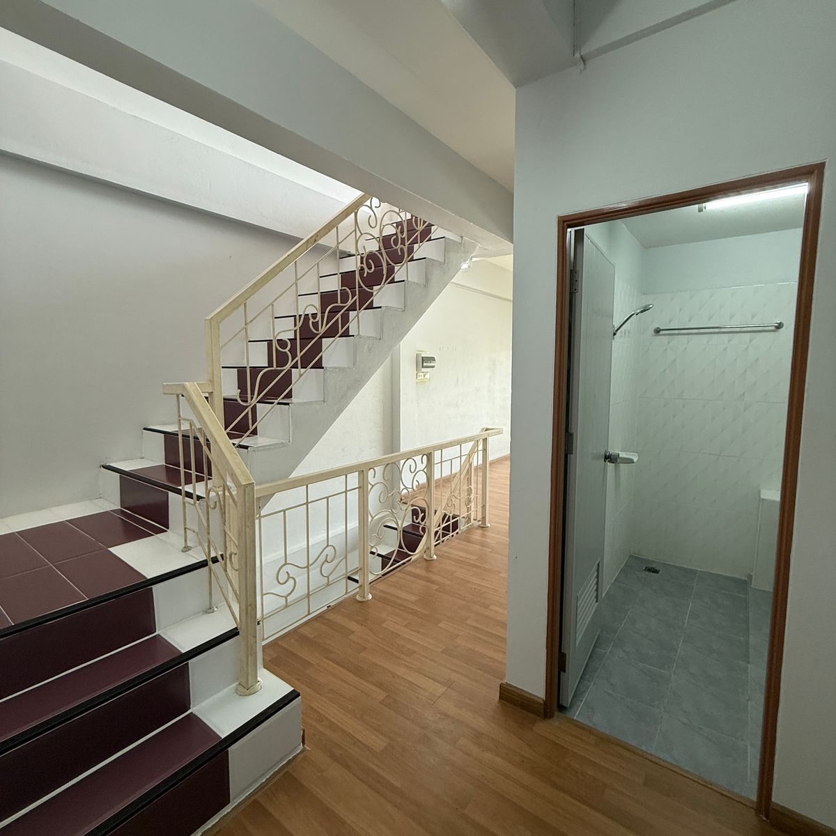 ขายอาคารพาณิชย์ลพบุรี : ขายด่วน ตึกแถว 3 ชั้น สภาพใหม่ ทำเลทอง หลัง มรภ.เทพสตรี ลพบุรี