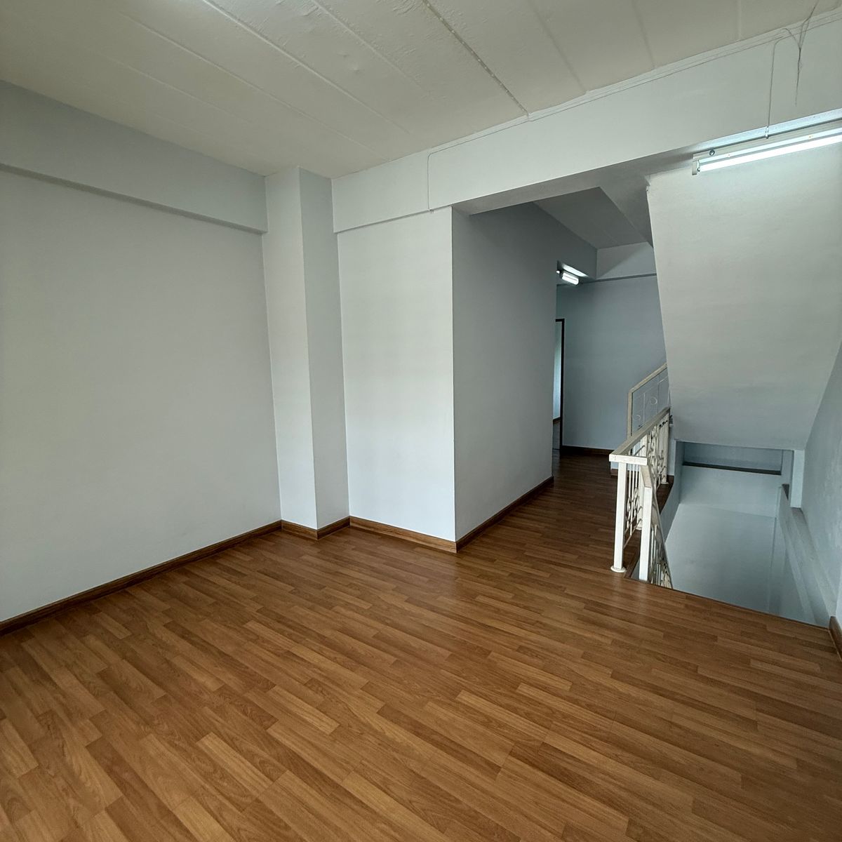 ขายอาคารพาณิชย์ลพบุรี : ขายด่วน ตึกแถว 3 ชั้น สภาพใหม่ ทำเลทอง หลัง มรภ.เทพสตรี ลพบุรี